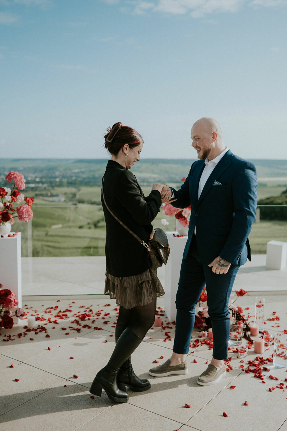 demande-en-mariage-petales-de-roses-champillon